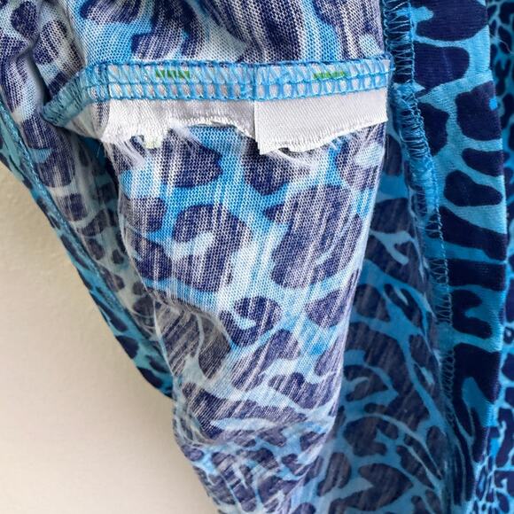 Lilly Pulitzer Etta V Neck Shirt Womens Medium Blue My Favorite Spot Leopard - Picture 11 of 11